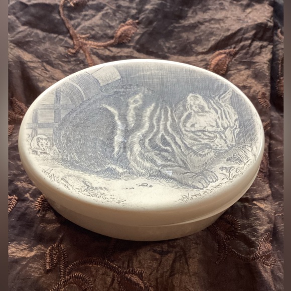 Cat & Mouse Faux Scrimshaw Oval Trinket Box 1990s - Picture 8 of 10
